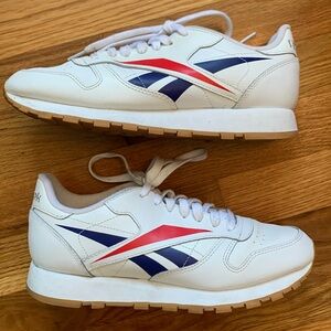 Reebok classic leather shoe, red and blue, men’s 6.5/women’s 8